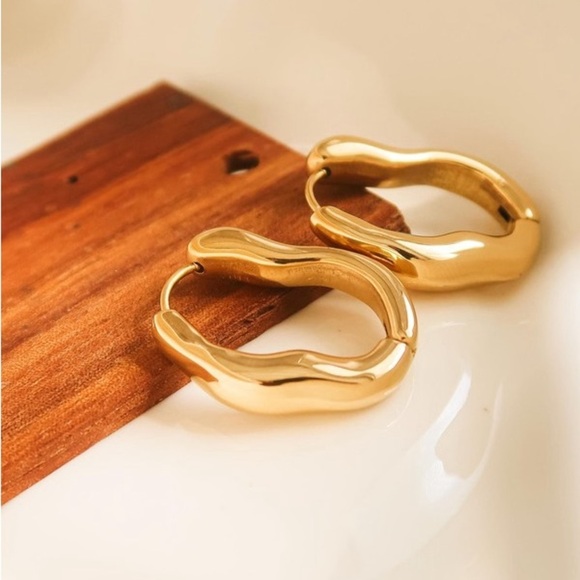 18K Gold Oval Hoop Earrings - Picture 2 of 5